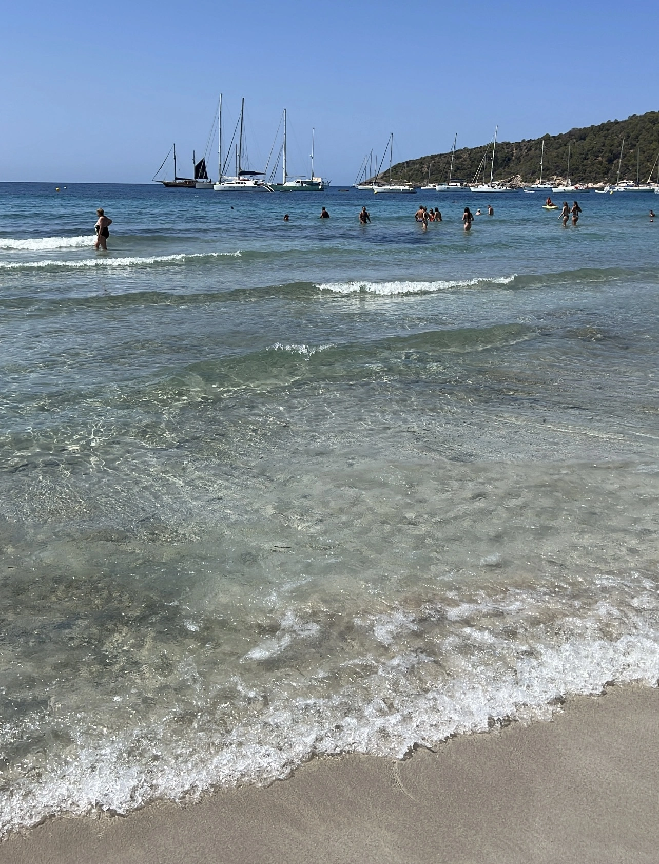 Stranden op Ibiza zeilboot